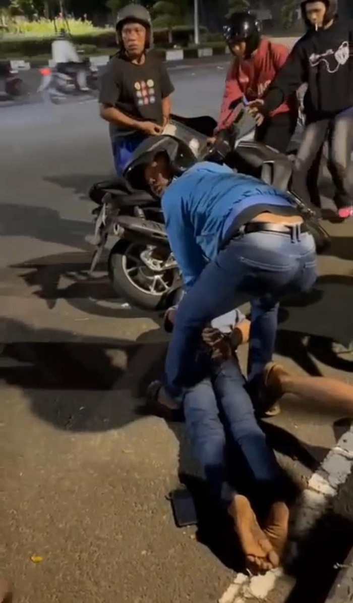 Dua Bandit Motor Dibekuk di Jalan Kertajaya, Polisi Temukan Pisau dan Kunci T