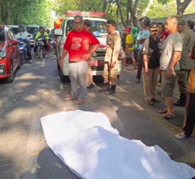 Hindari Penyeberang Jalan, Pengendara R15 Tewas Tabrak Pohon