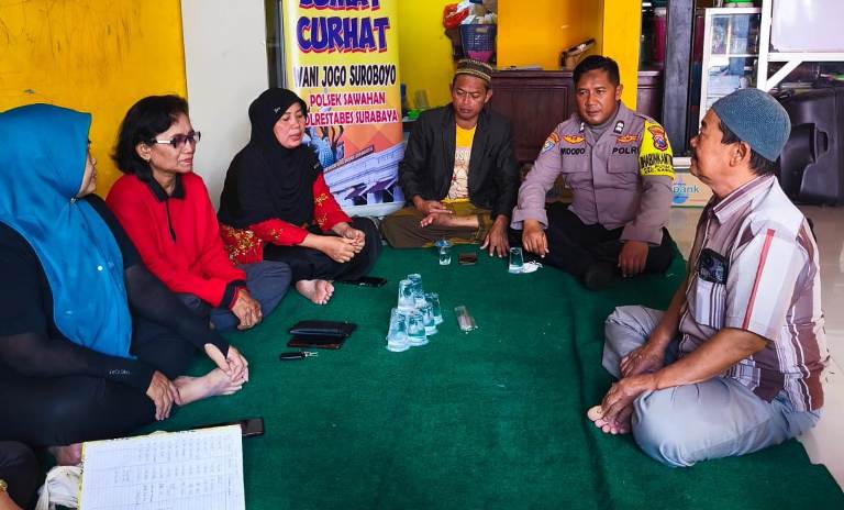 Polsek Sawahan Gelar Jumat Curhat  dengan Warga Putat Jaya Surabaya