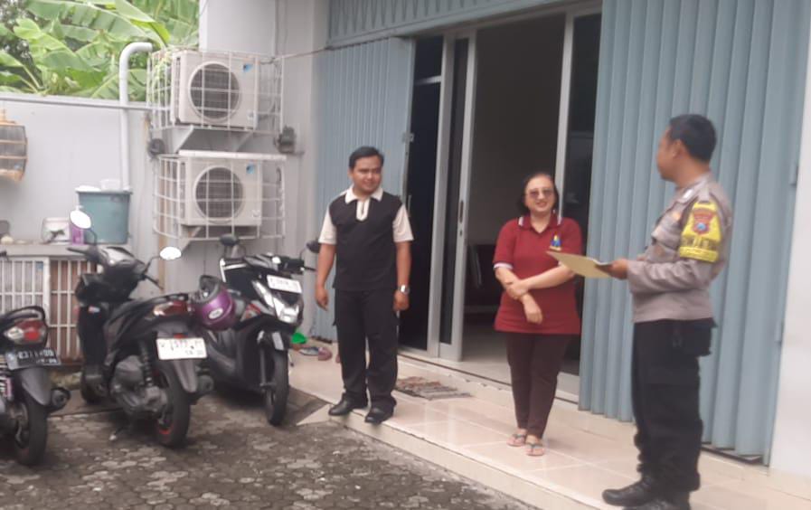 Patroli Dialogis Aktif di Sukomanunggal Babinkamtibmas Ingatkan Karyawan Toko Waspadai Curanmor