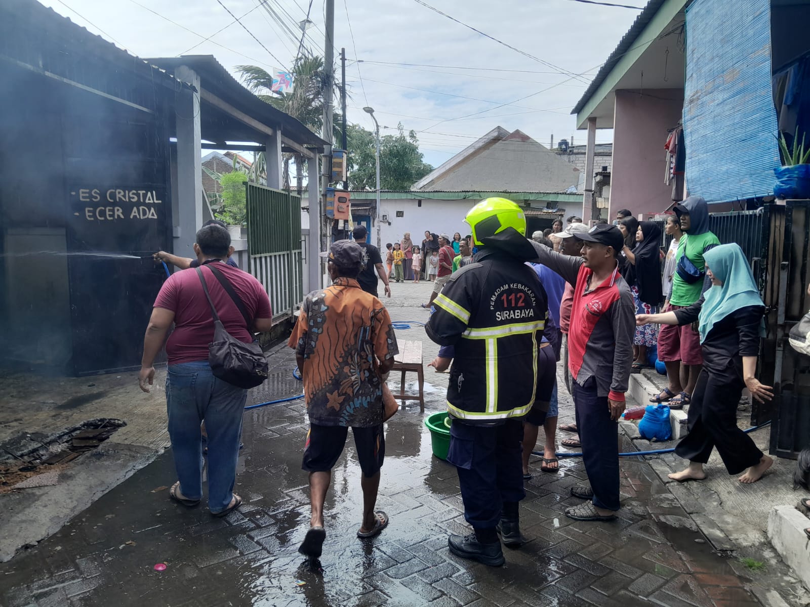 Ditinggal Antar Galon, Toko di Rungkut Surabaya Ludes Terbakar
