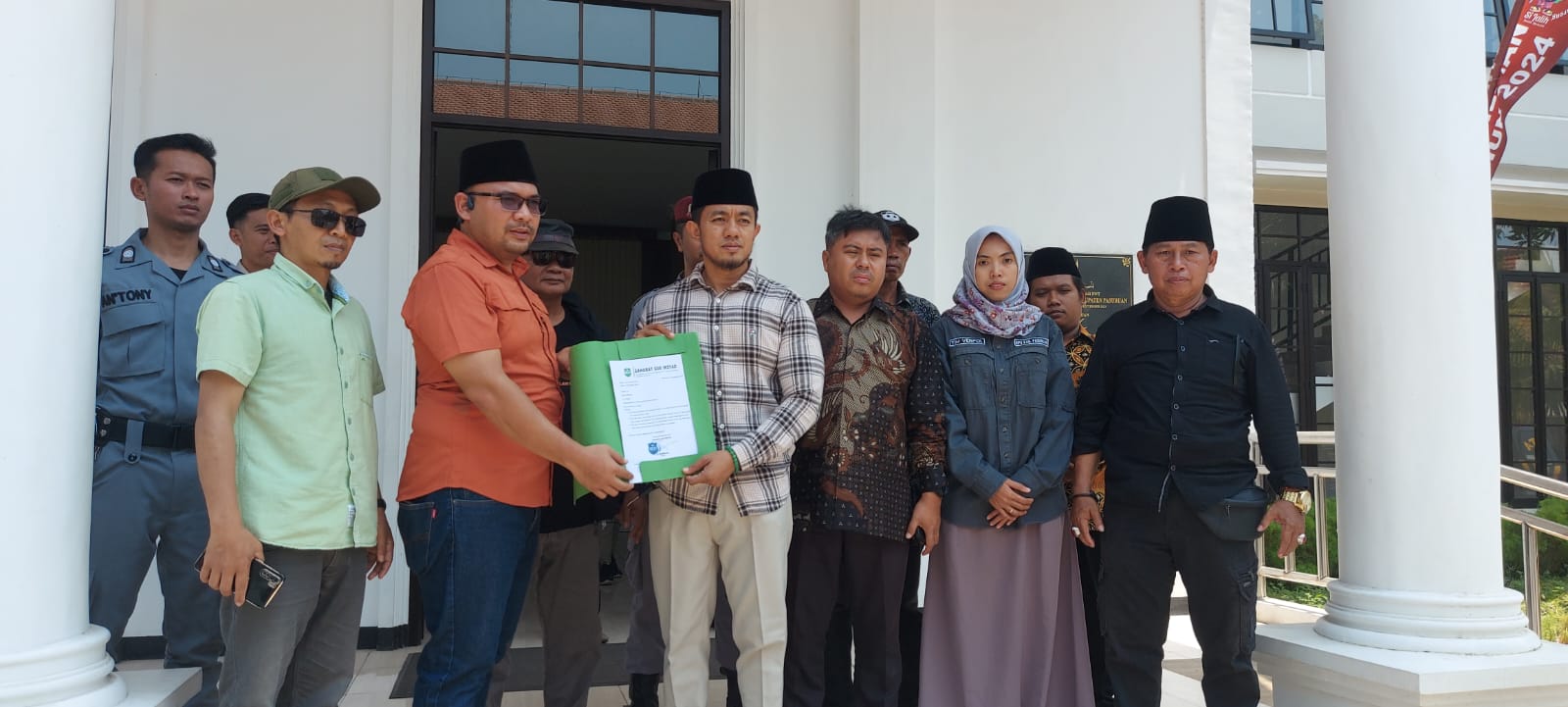 Gus Irsyad Melawan! Massa SGI Kepung Kantor KPU Kabupaten Pasuruan