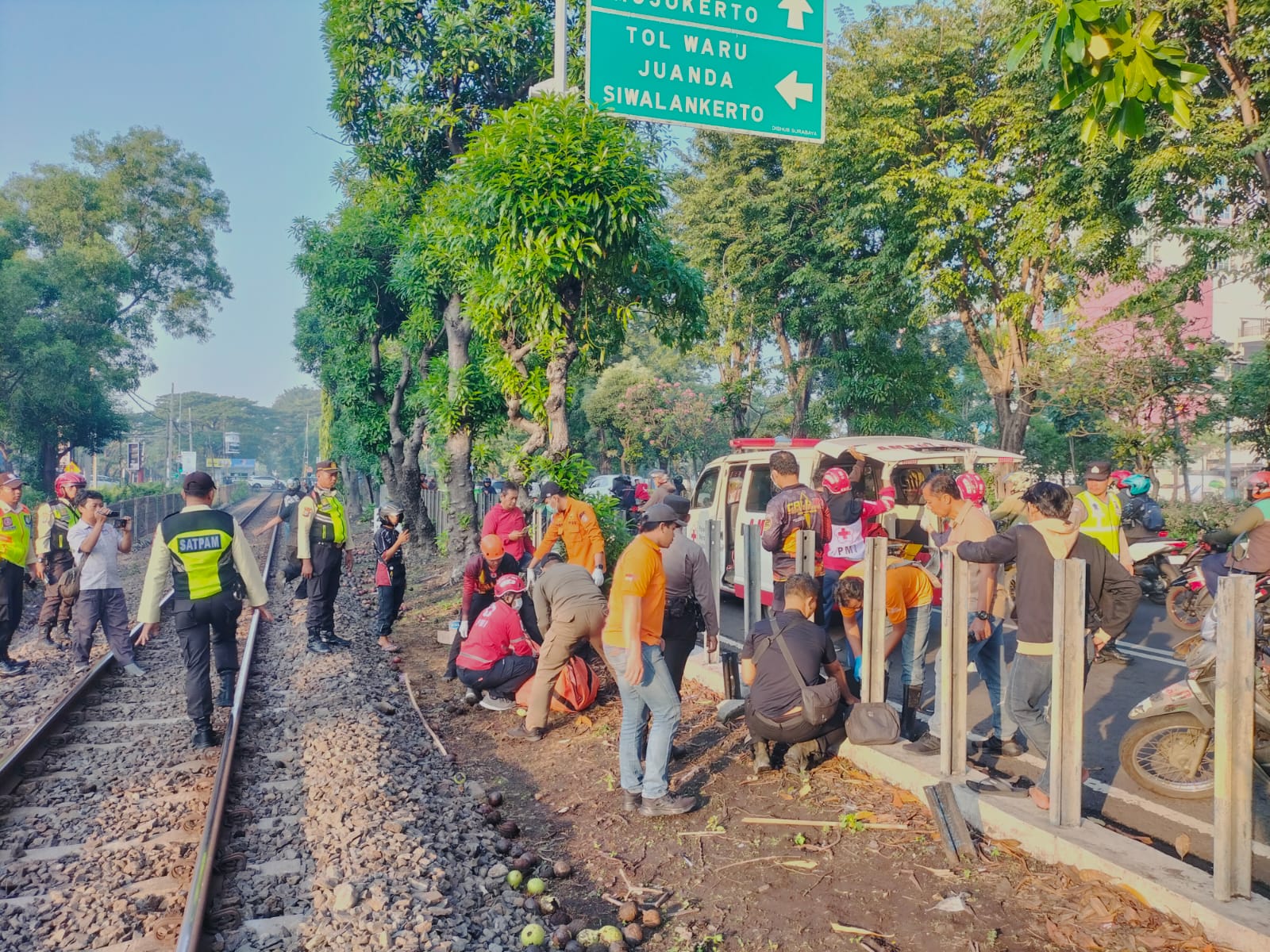 Hendak Menyeberang, Pria Paruh Baya Tewas Tertabrak Kereta Api di Wonocolo 