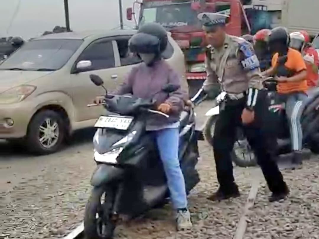 Kemacetan Parah di JPL Latek Bangil, Banyak Kerikil Tumpah di Jalan