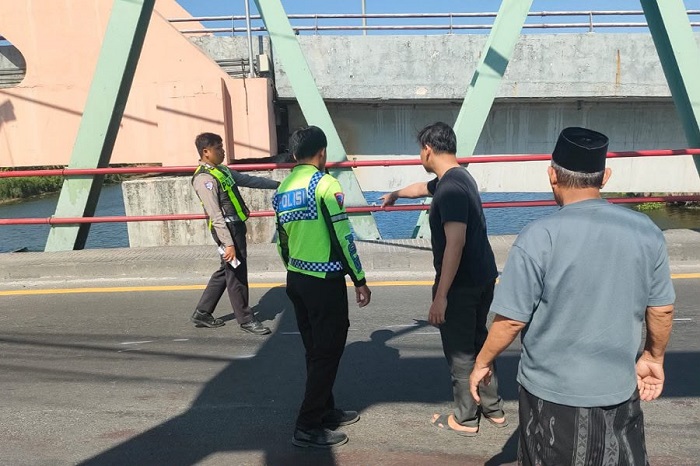Pemotor Tewas Tertabrak Truk dan Mobil saat Menyalip di Jembatan Sembayat Gresik
