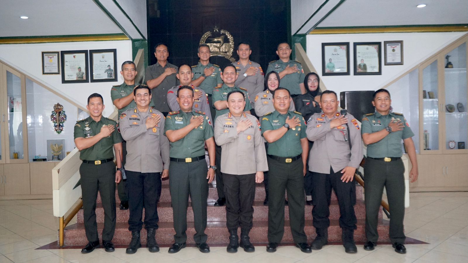 HUT TNI ke-78, Kapolrestabes Surabaya Beri Kejutan ke Makorem 084/BJ