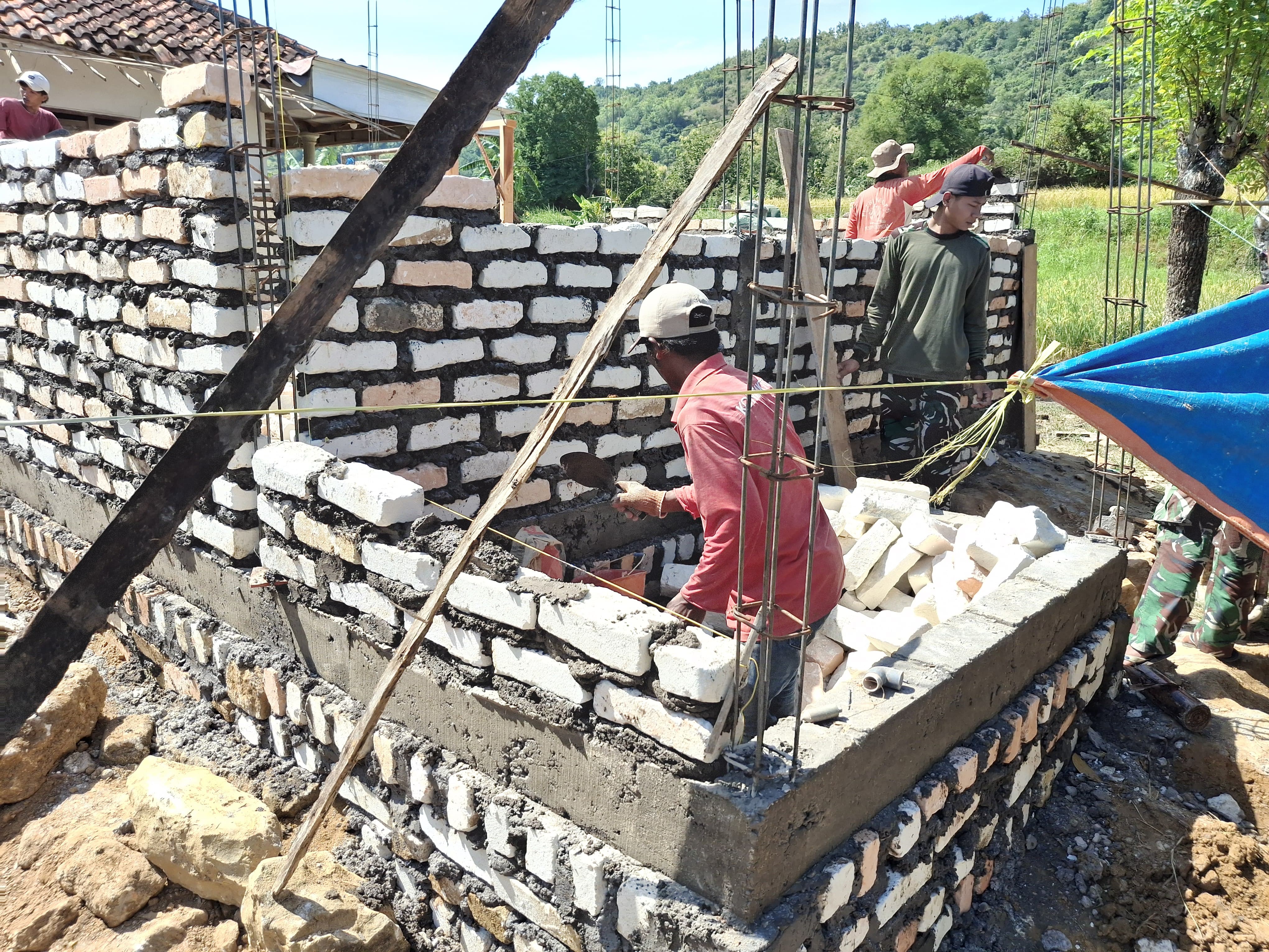 Satgas TMMD 127 Percepat Pemasangan Dinding RTLH Milik Warga Rubaru