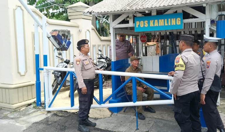 Patroli Dialogis Polsek Wonocolo Perkuat Sinergi Pos Kamling Jemursari Wujudkan Surabaya Kondusif