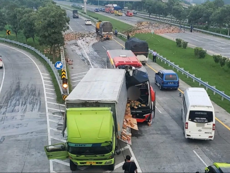 Laka Maut di Tol Gempas, Sopir Bus Tewas Terjepit