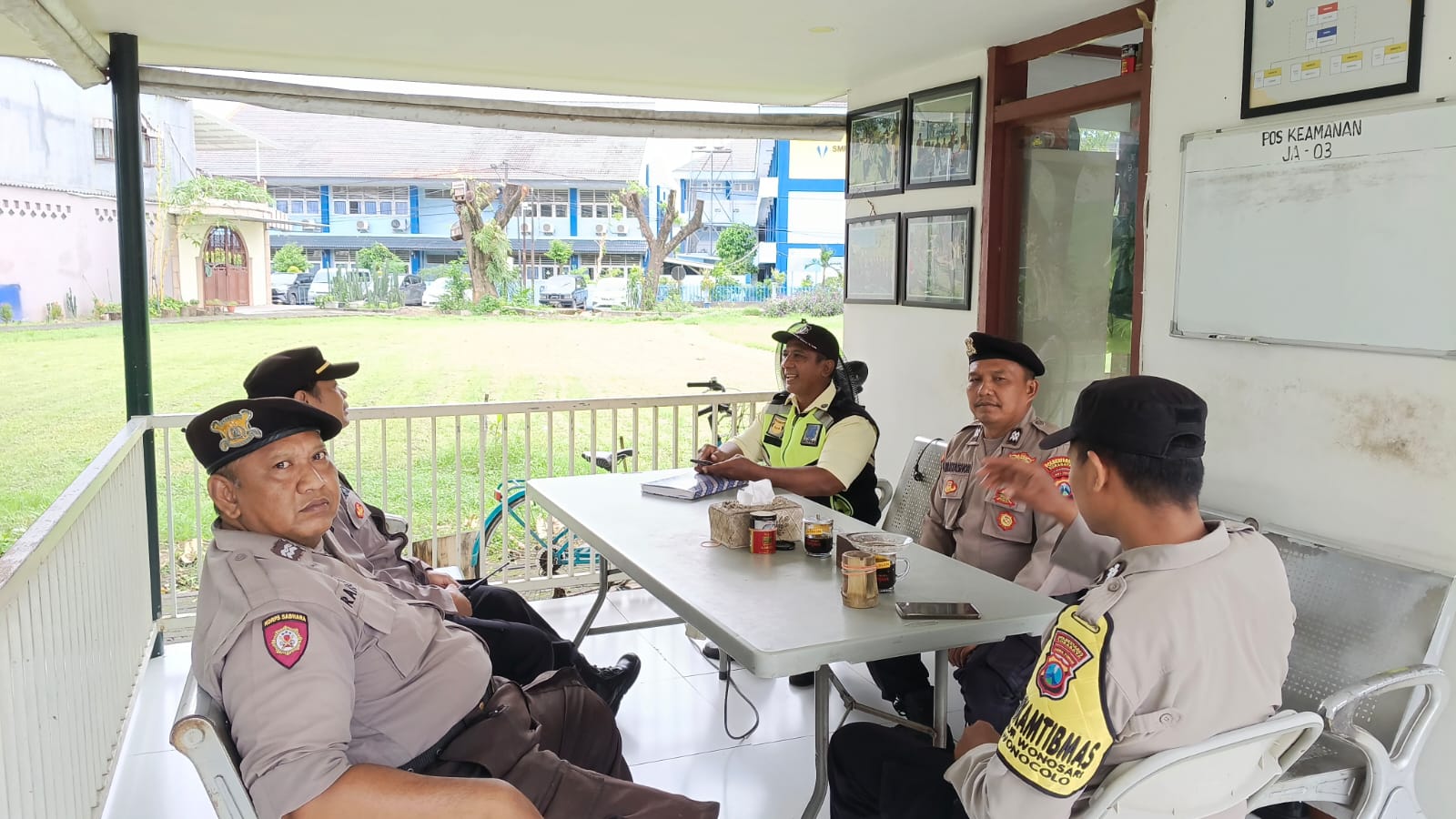 Perkuat Keamanan Lingkungan, Polsek Wonocolo Gelar Patroli Dialogis di Jemur Andayani