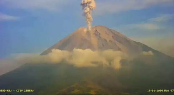 Gunung Semeru Meletus 4 Kali, Semburkan Abu Setinggi 1.000 Meter