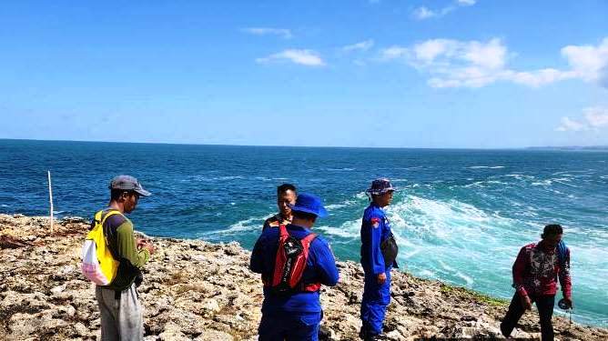 Pencarian Korban di Pantai Watulepek, Ombak Besar Jadi Tantangan Tim SAR