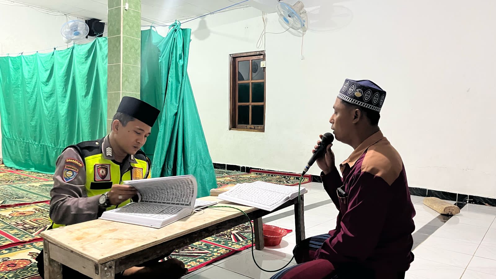 Anggota Polsek Sugihwaras Tadarus Sembari Patroli di Bulan Ramadan 