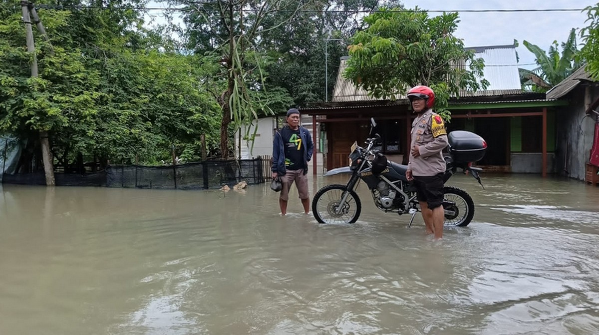 Bhabinkamtibmas Polsek Kota Bojonegoro Blusukan Sambangi Warganya Yang Terdampak Banjir