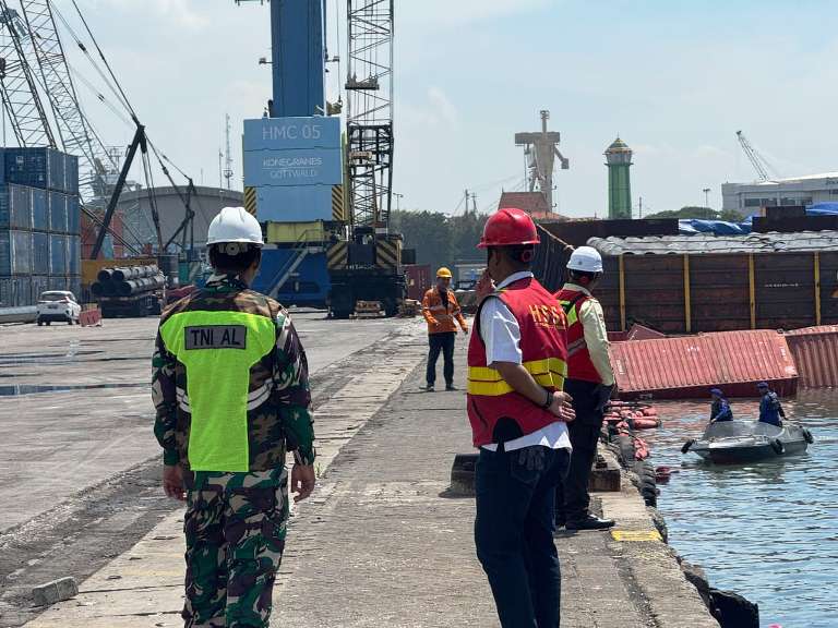 KM Pacific 88 Miring Saat Proses Loading Petikemas di Dermaga Jamrud Selatan Surabaya