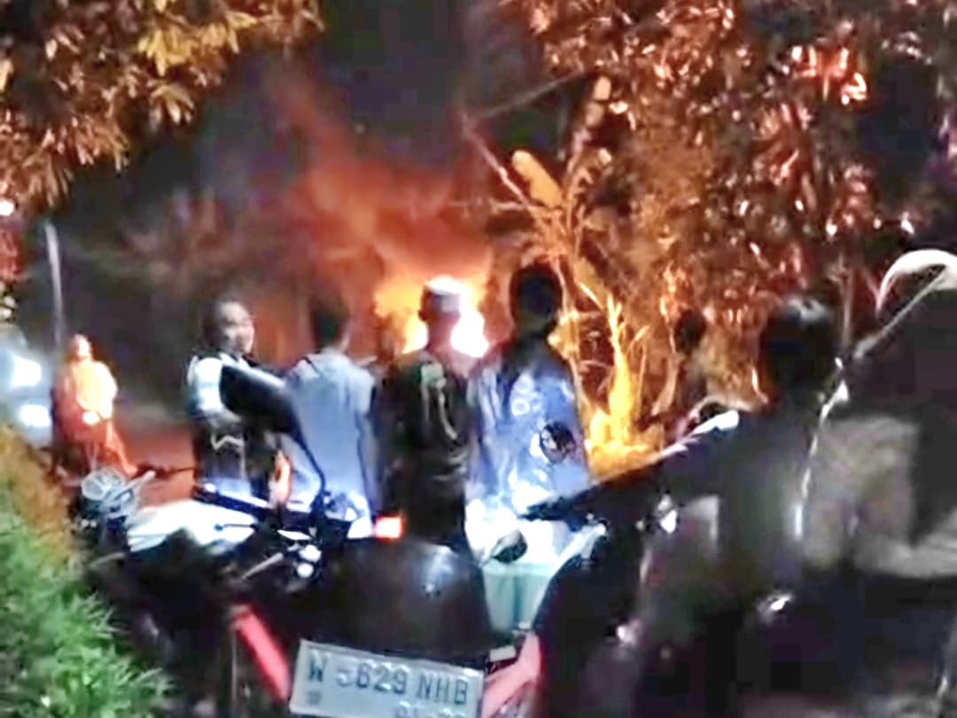 Gagal Bobol Rumah Warga, Motor Maling di Wonorejo Hangus Dipanggang Massa