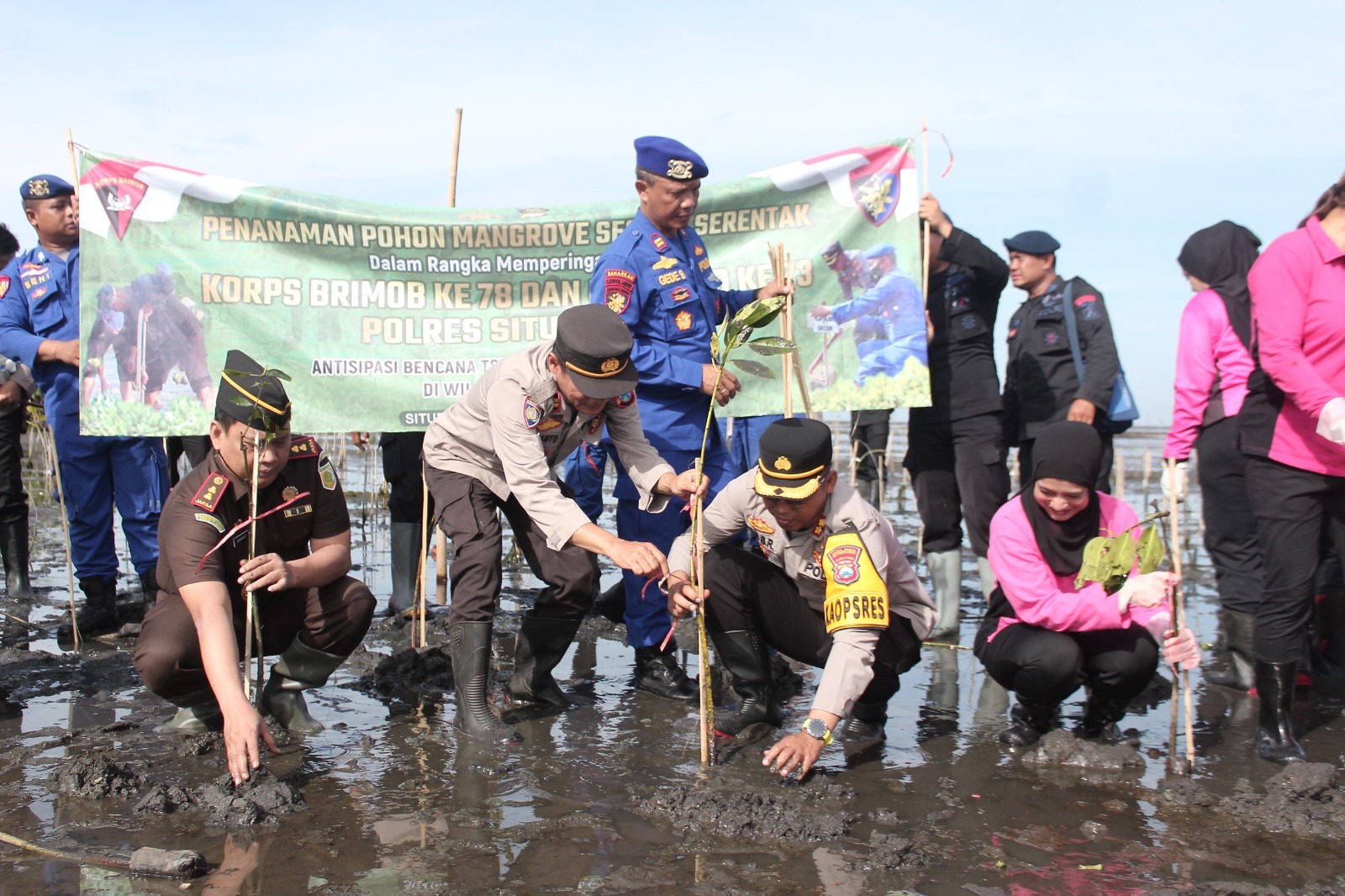 Rayakan HUT Brimob dan Polairud, Polres Situbondo Tanam 1.000 Bibit Mangrove