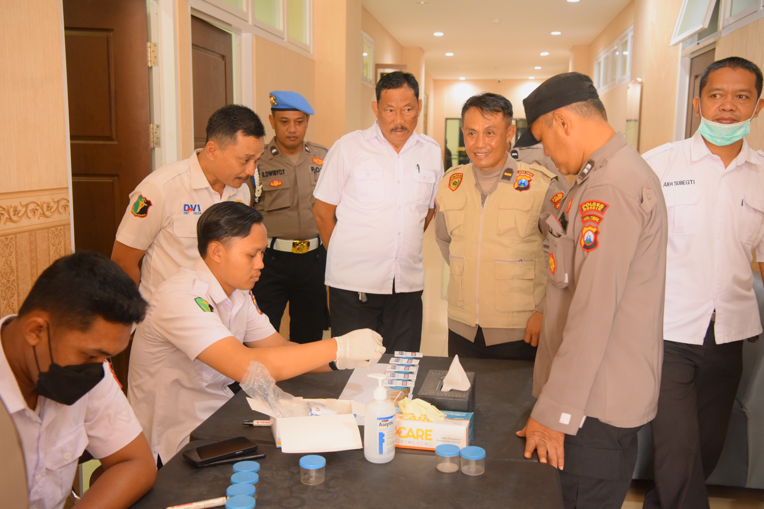 Polres Gresik Gelar Tes Urine Mendadak Usai Apel Pagi