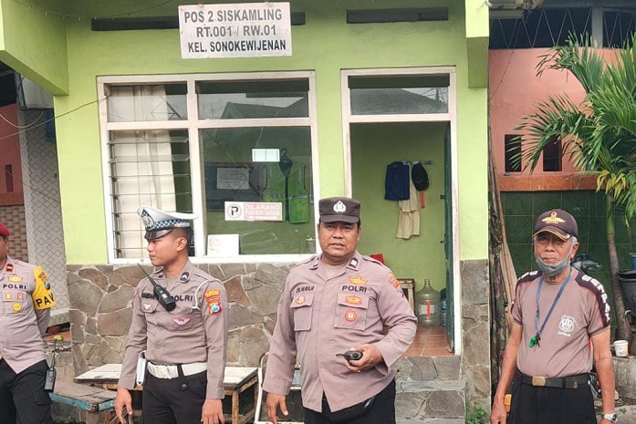 Polsek Sukomanunggal Sambangi Perumahan Darmo Permai Timur II, Sampaikan Imbauan Kamtibmas