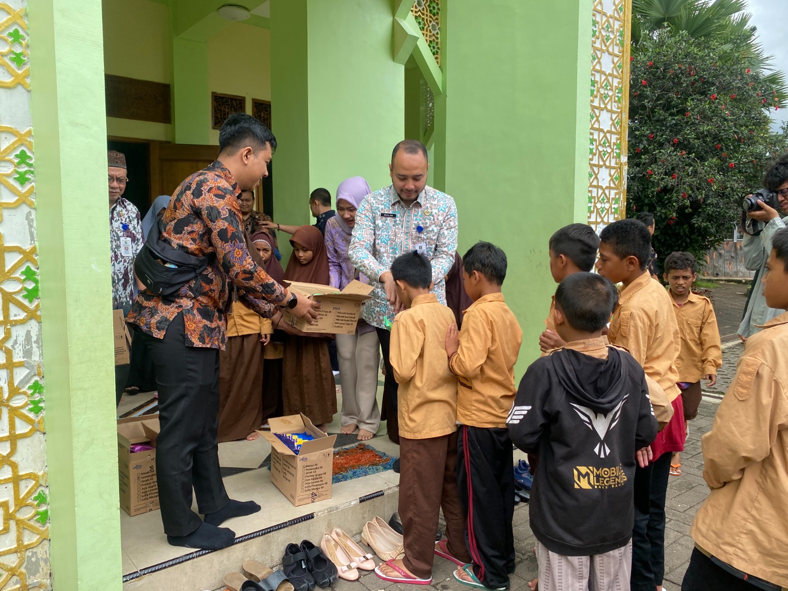 Sambut HBI Ke-74, Imigrasi Malang Baksos di Ponpes Yatim Dhuafa Singosari