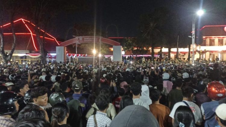 Gedung Grahadi Kembali Dikepung Massa, Pangdam V/Brawijaya  dan Gubernur Jatim Temui Demonstran