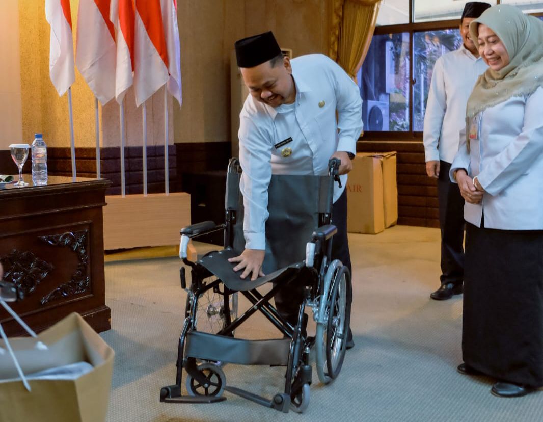 Perkuat Layanan Haji, Pemkab Gresik Salurkan Kursi Roda dan Paket Obat untuk Jemaah Lansia 