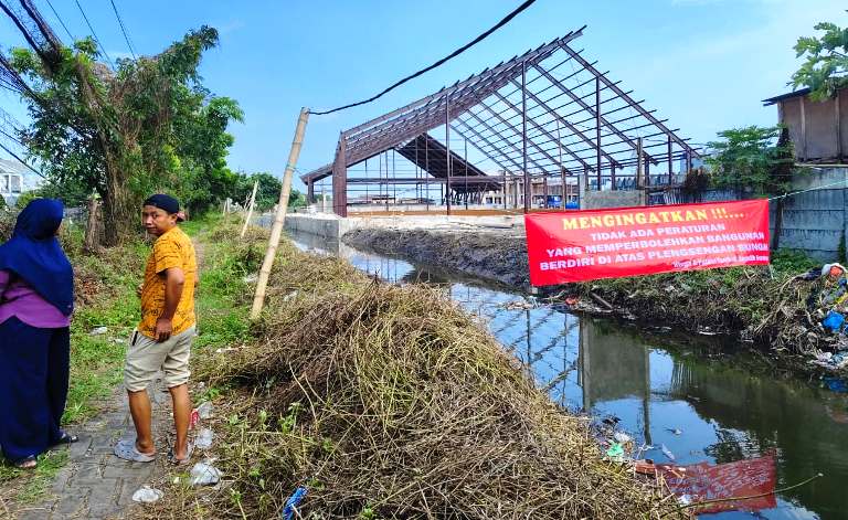 Serobot Aliran Sungai, Proyek Padel Eastern Park Diprotes Petambak Keputih Surabaya