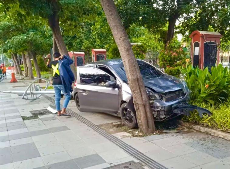 Brio Tabrak PJU di Jalan Ahmad Yani, 1 Pesepeda Luka