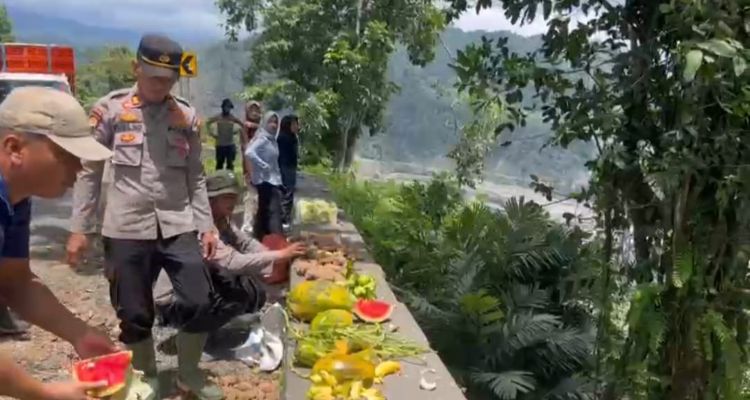 Polisi Beri Makan Monyet Terdampak Erupsi Semeru di Sumberwuluh Lumajang