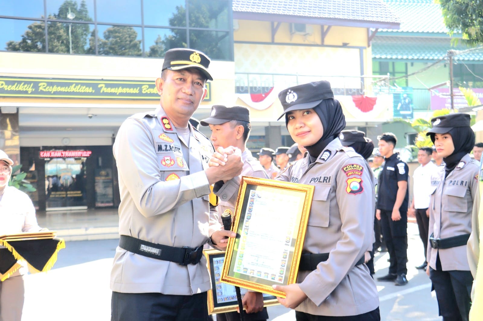 34 Anggota Polres Lumajang Dapat Penghargaan Atas Prestasi dalam Melaksanakan Tugas