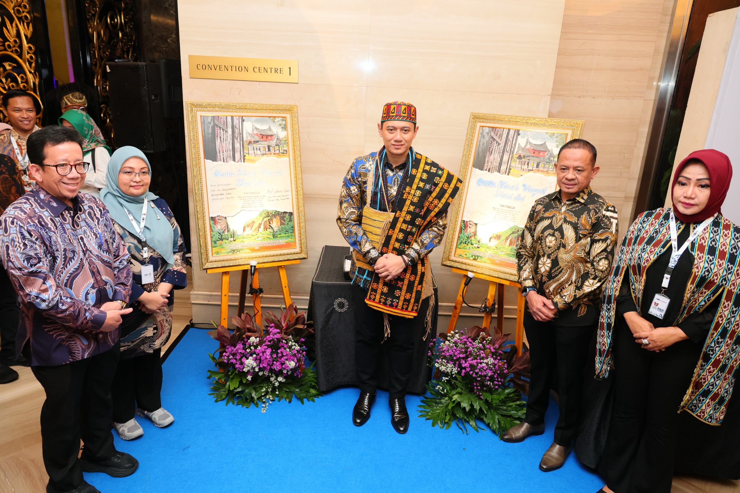 Menteri AHY Tandatangani Lukisan untuk Sampul Buku Cerita Tanah Ulayat Hari Ini