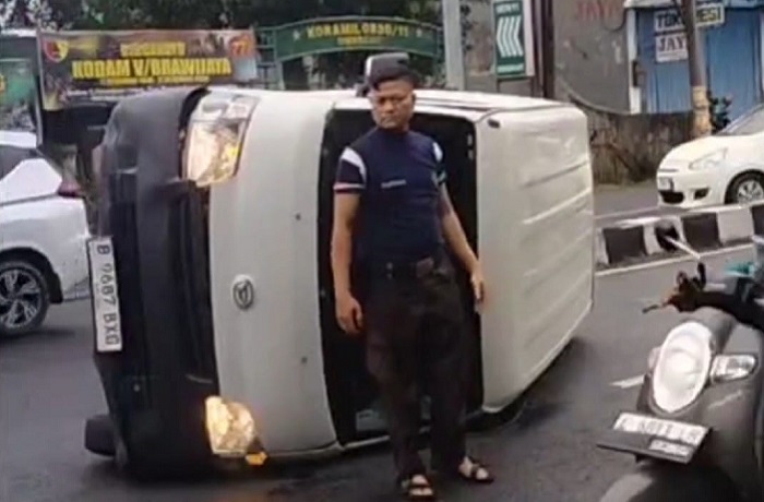 Minibus Terguling di Kalirungkut Surabaya, Sopir Diduga Mengantuk