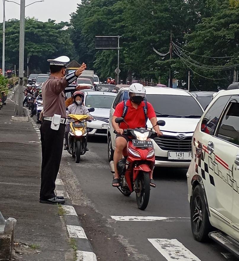 Jaga Kelancaran dan Antisipasi Kejahatan, Polsek Rungkut Aktif Atur Lalu Lintas di Jalan Ir. Soekarno