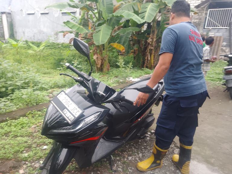 Tak Bisa Turunkan Standar Tengah Motor, Ibu di Gresik Minta Bantuan Damkar