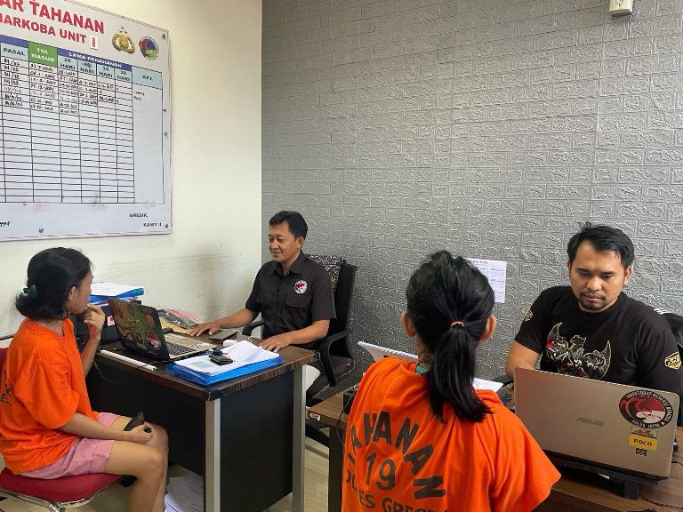 2 PSK Nyambi Jual Sabu Diciduk Satreskoba Polres Gresik, Iming-iming Puas Berhubungan Badan