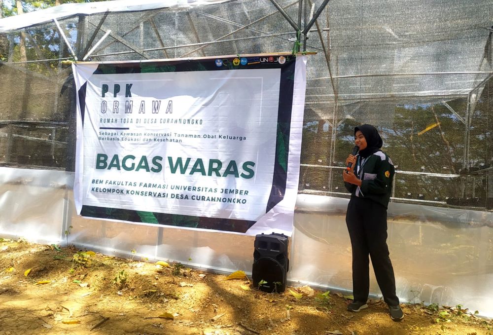 Tim PPK Ormawa Fakultas Farmasi Unej Jember Launching Rumah Toga di Desa Curahnongko