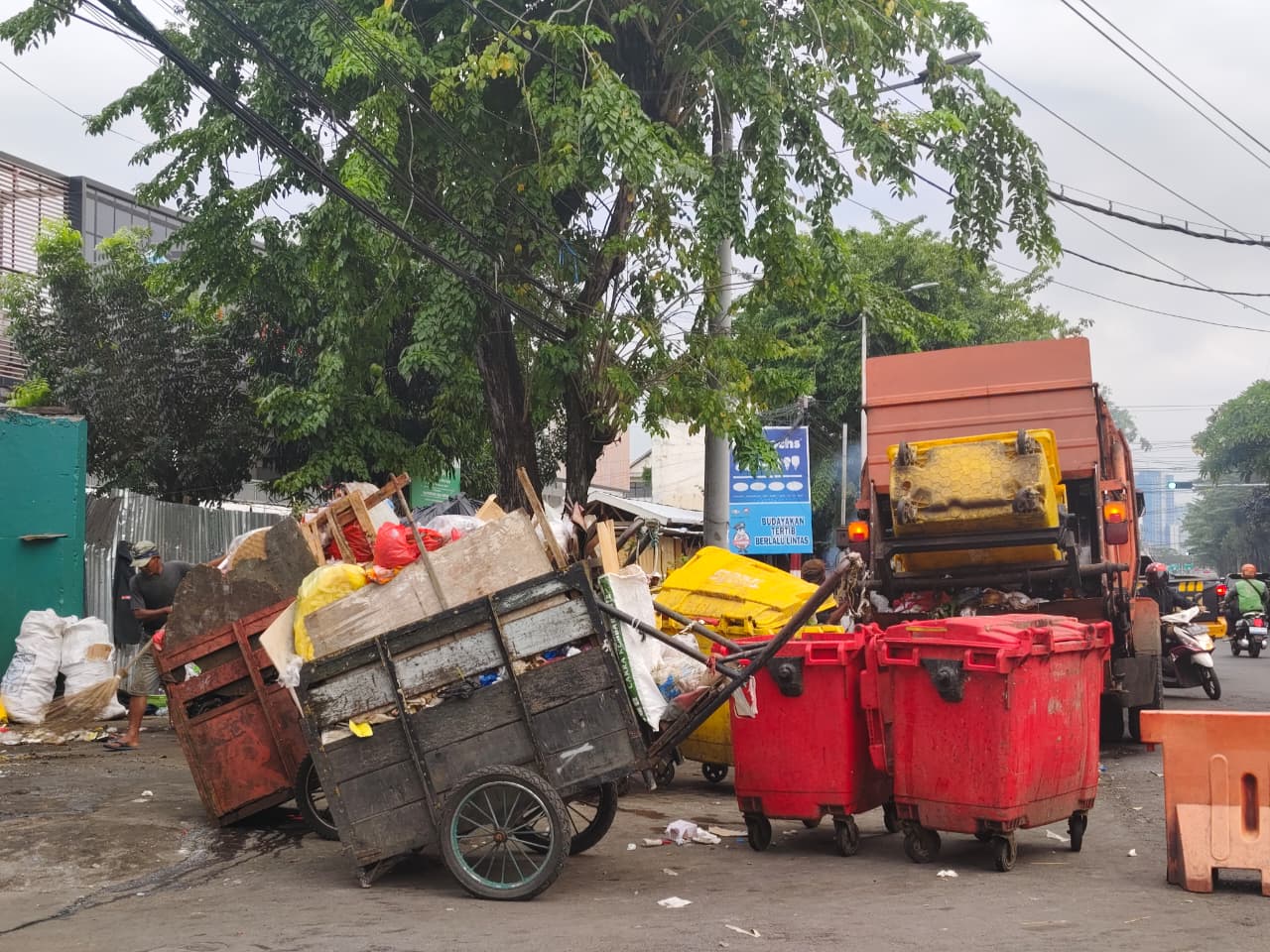 Pemkot Surabaya Ubah Jadwal Angkut Sampah ke Malam Hari