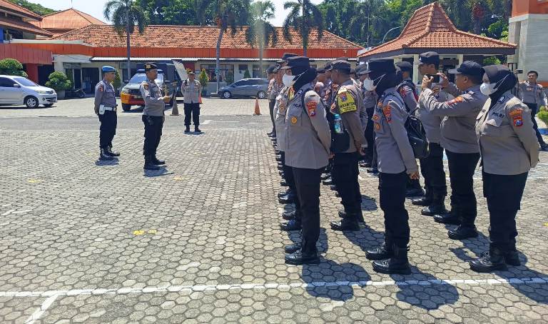 Polsek Gayungan Kawal Unjuk Rasa Buruh PT Pakerin di Disnaker Jatim, 82 Personel Gabungan Dikerahkan