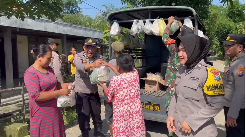 Jum’at Berkah, Polsek Kalitidu Bojonegoro Bagikan Sayur Gratis ke Warga