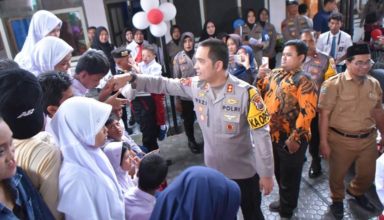 Polwan Polres Situbondo Berbagi Kebahagiaan di SLB Dharma Wanita