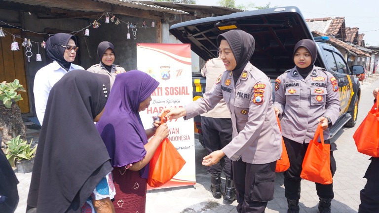 Polwan Polresta Sidoarjo Baksos Peringati Hari Jadi Ke-77