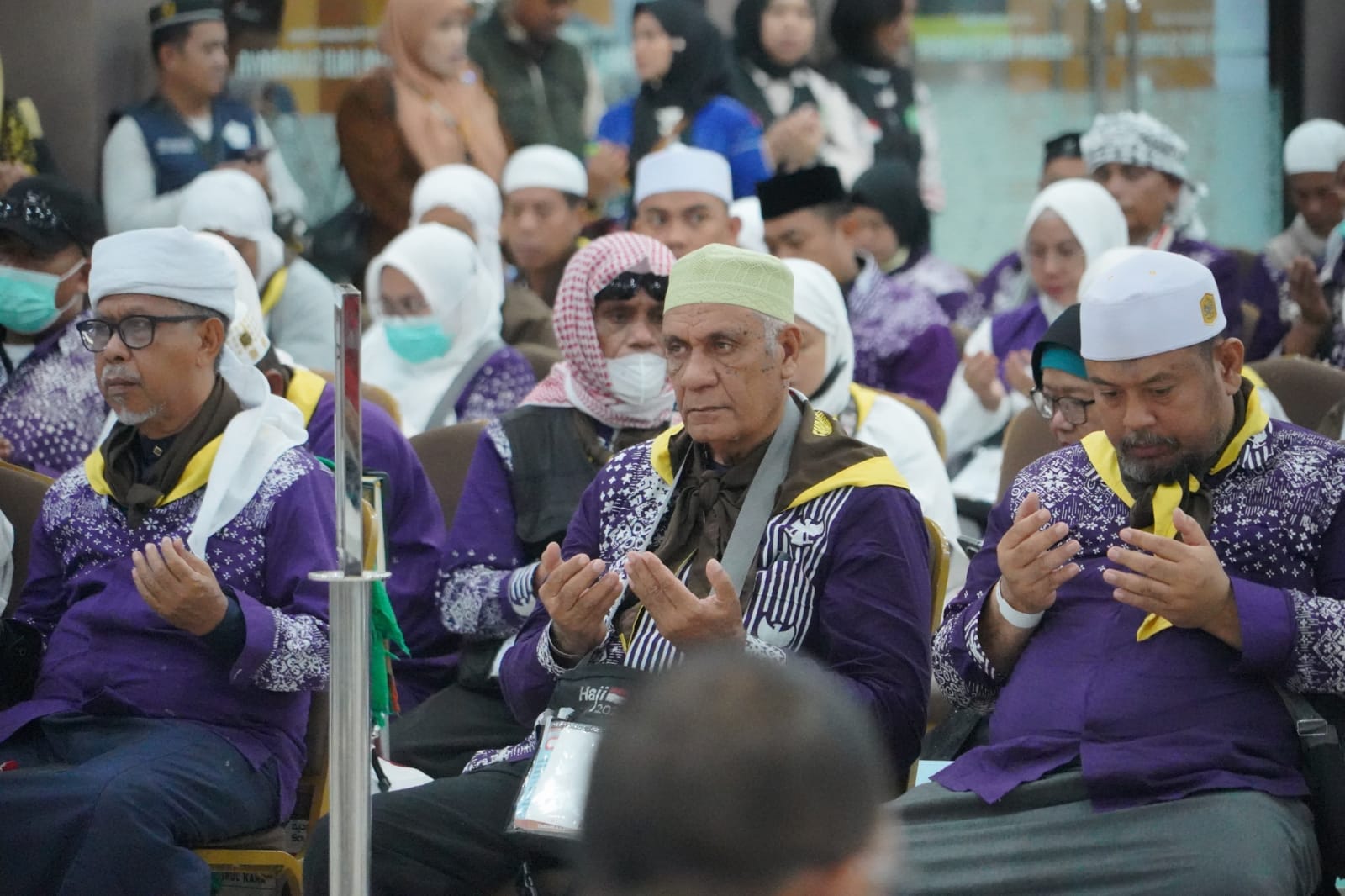 Ratusan Jemaah Haji Asal Bali Tiba di Debarkasi Surabaya, Disambut Haru dan Doa Mabrur