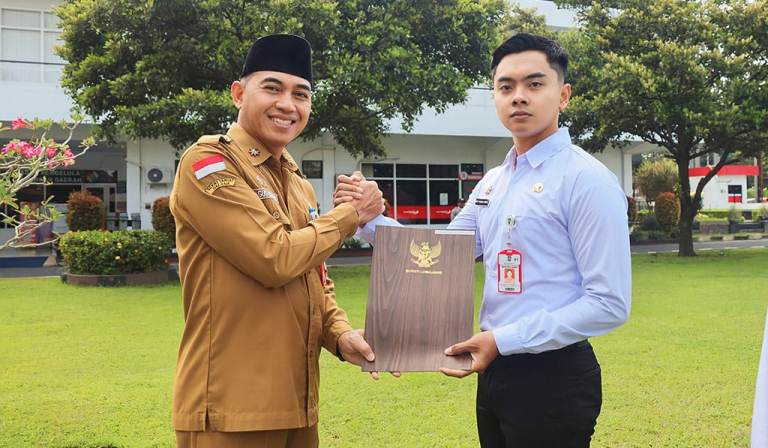 Dua Lulusan IPDN Terima SK CPNS, Sekda Lumajang Tekankan ASN Garda Terdepan