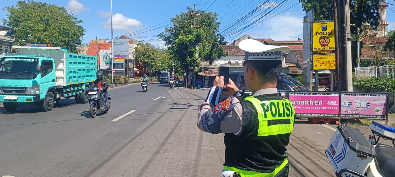 Efektif dan Transparan, Satlantas Polres Pasuruan Kini Operasikan Tilang Elektronik Berbasis Handheld
