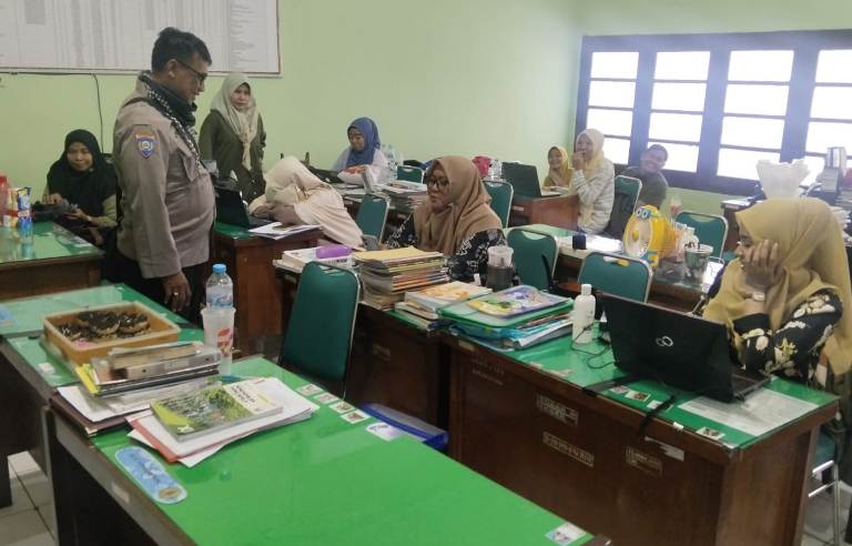 Polsek Sawahan Ajak Sekolah Awasi Siswa Cegah Ikut Aksi Unjuk Rasa di Surabaya