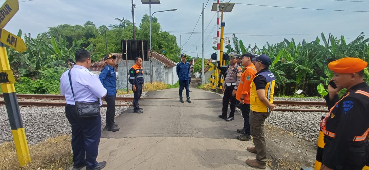 Antisipasi Laka KA Jelang Nataru, Satlantas Polres Pasuruan Tutup Perlintasan tanpa Palang Bagi Mobil