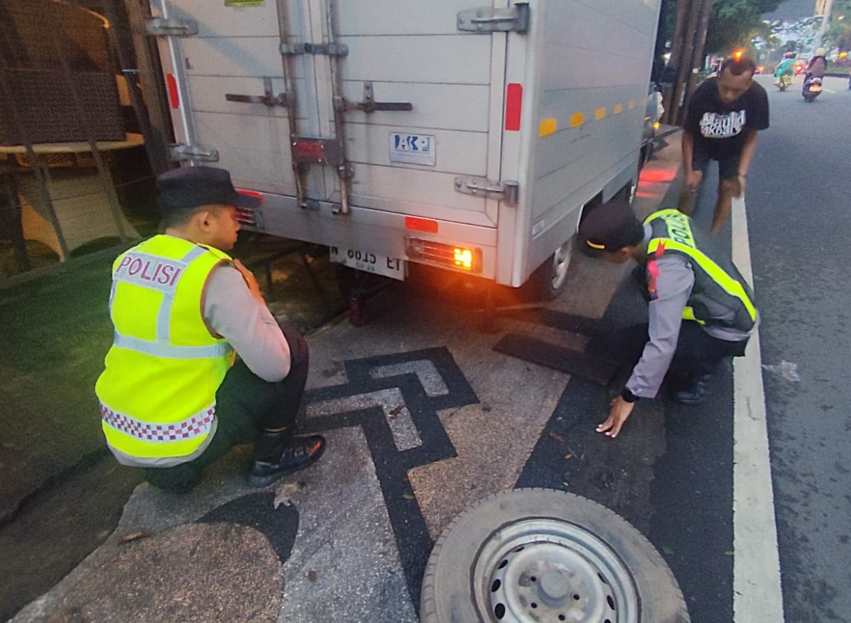 Tim Urai Polresta Malang Kota Gercep Bantu Mobil Pecah Ban 