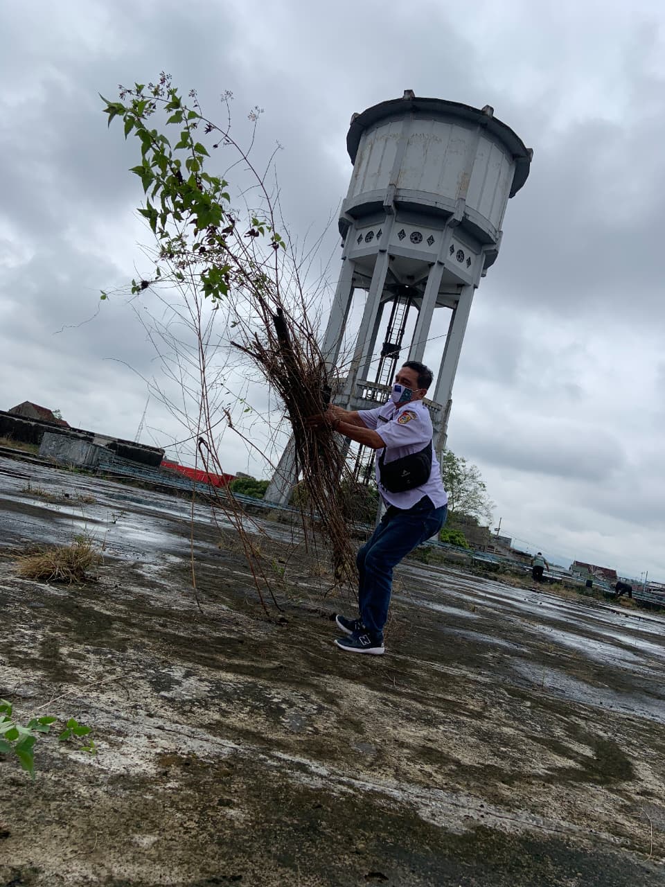 Kepala UPT Pasar Tanjung Ajak Tim Bersih-Bersih untuk Persiapan Senam Bersama