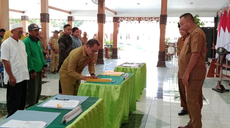 Genjot Produksi Pertanian, Pemkab Situbondo Salurkan Bantuan Hibah Pertanian Senilai Rp7,2 Miliar