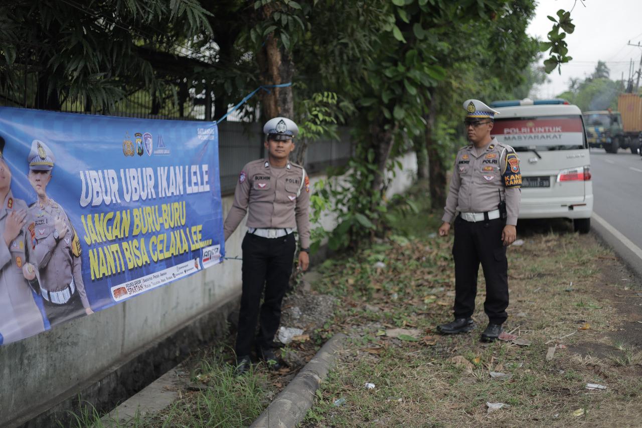 Marak Kecelakaan, Satlantas Polres Gresik Pasang Imbauan di Kawasan Rawan